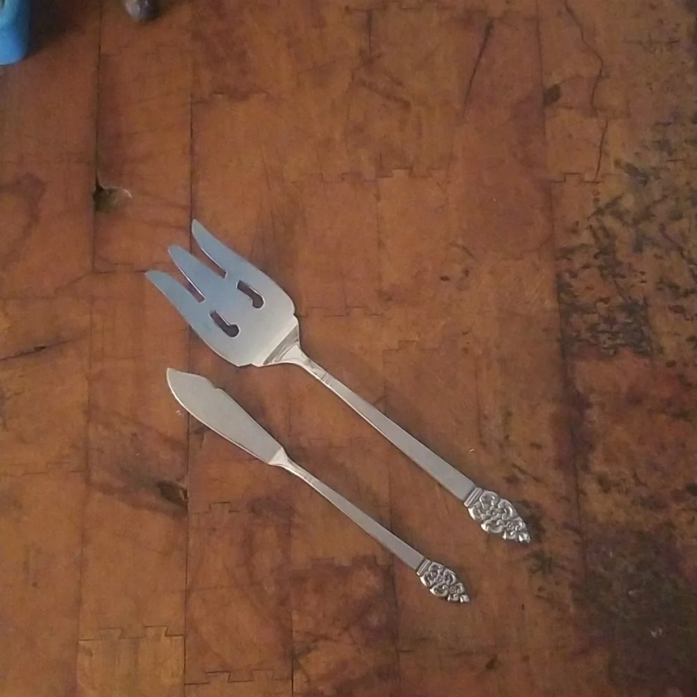 Oneidacraft Deluxe Stainless Butter Knife and Meat Fork  2 piece